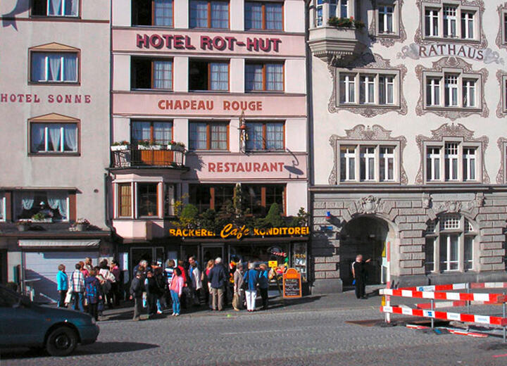 Als Grundlage für den späteren Erfolg kann die Miete des Ladenlokals Rot-Hut direkt am Klosterplatz betrachtet werden. Bis 2003 betreibt die Bäckerei Schefer dort eine Filiale.
