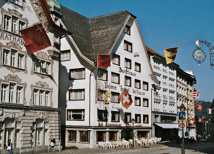 Erwerb der Liegenschaft Bären und Umzug der Filiale Klosterplatz in das Zunfthaus Bären.