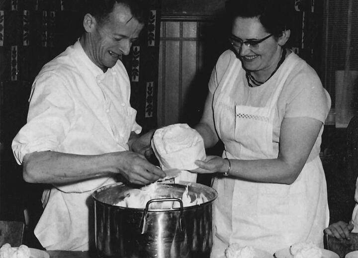 1955 legen Josy und Hans Schefer mit dem Erwerb einer kleinen Quartierbäckerei an der Nordstrasse 3 in Einsiedeln den Grundstein für das heutige Bäckerei/Konditorei-Unternehmen.